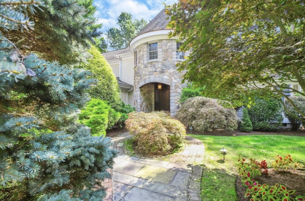 18 Mountain View drive, Weston, connecticut listed by Linda DiMatteo